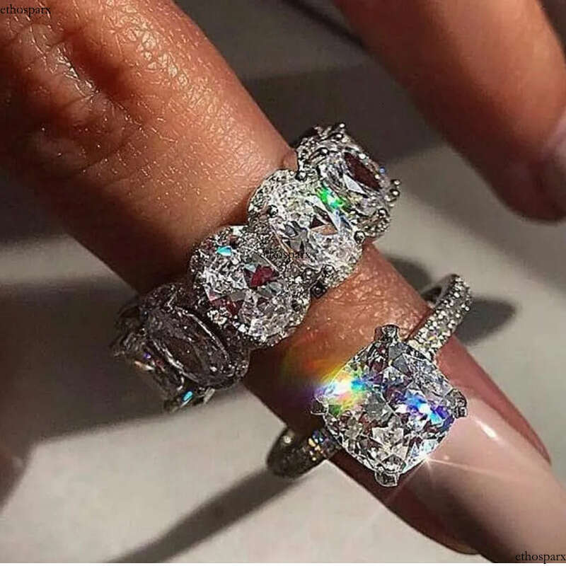 2024 Choucong Brand Designer Wedding Rings Jewelry Sterling Sier Oval Cut White Topaz Moissanite Dia Party Eternity Women Couple Bridal Ring Set