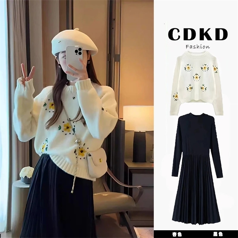 Autumn pregnant womens sweater Korean style long sleeved O-neck big flower embroidery fashion pregnant womens knitted floral top 241126