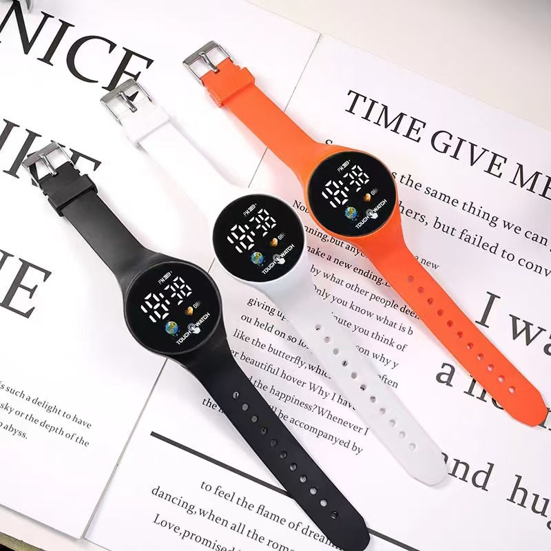 Men's Smartwatch 7 8 with always-on AMOLED screen, built-in Bluetooth calling, and protective case