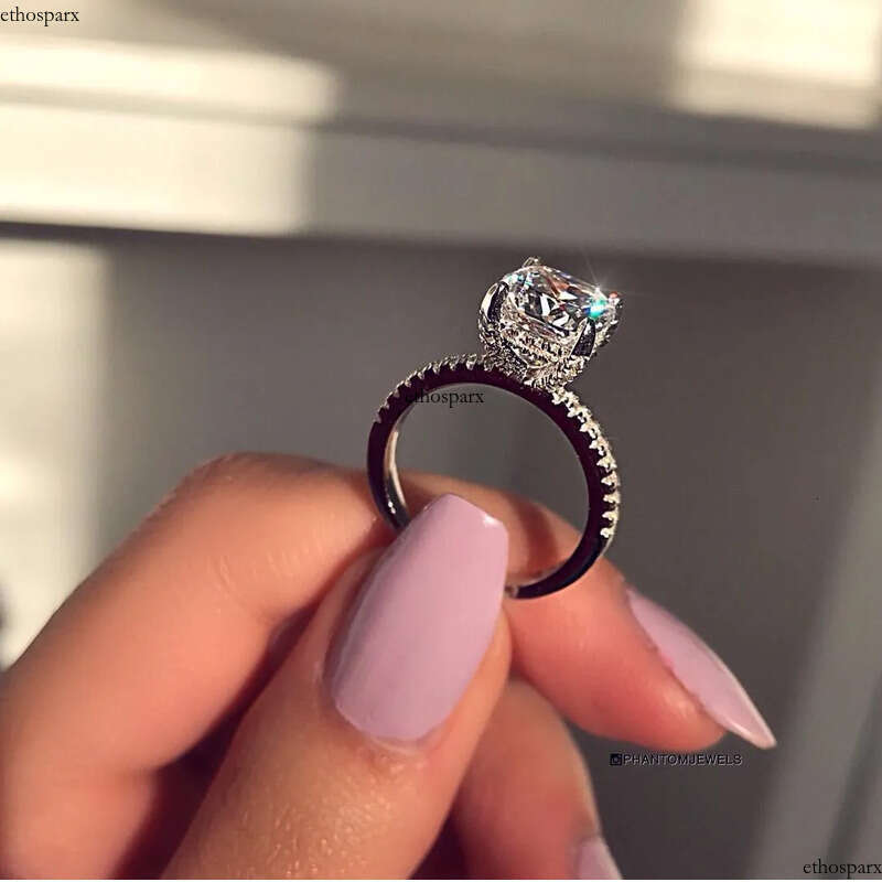 2024 Choucong Brand Designer Wedding Rings Jewelry Sterling Sier Oval Cut White Topaz Moissanite Dia Party Eternity Women Couple Bridal Ring Set