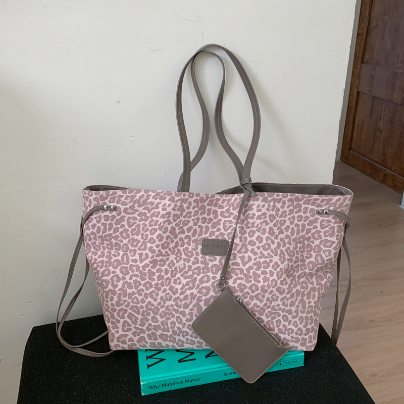 2025 new popular casual simple shoulder bag for women, niche fashion, versatile and durable for daily work and commuting, multifunctional handbag for 