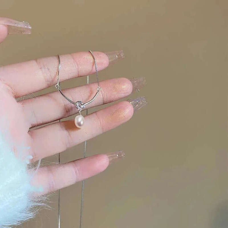 New fashion designer necklace for women, not fading, niche, high-end, light collarbone chain