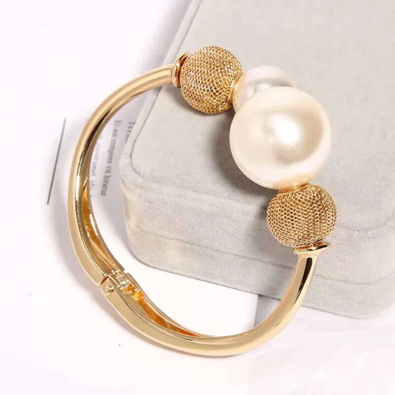 2024 Dainty Gold Plated Fashion Woman Bracelet Imitation Pearl Latest Bracelets Designs