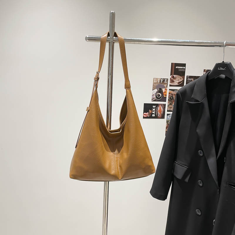 Leisure minimalist shoulder bag, new niche sports design, fashionable women's daily work commuting versatile and durable multifunctional handbag