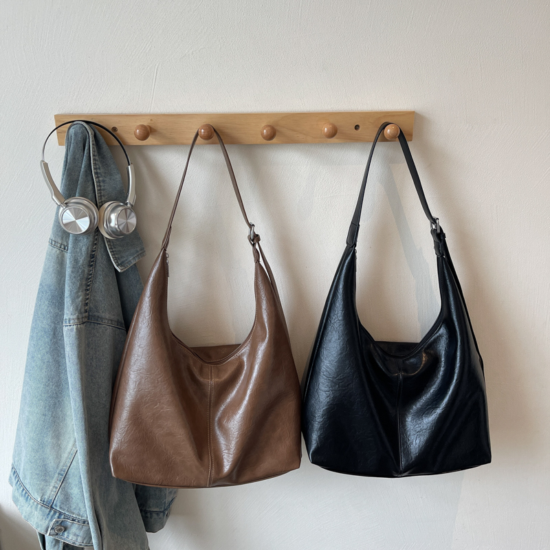 Leisure ladies' simple shoulder bag, new sports niche design, fashionable daily work commuting versatile and durable multi-functional handbag for