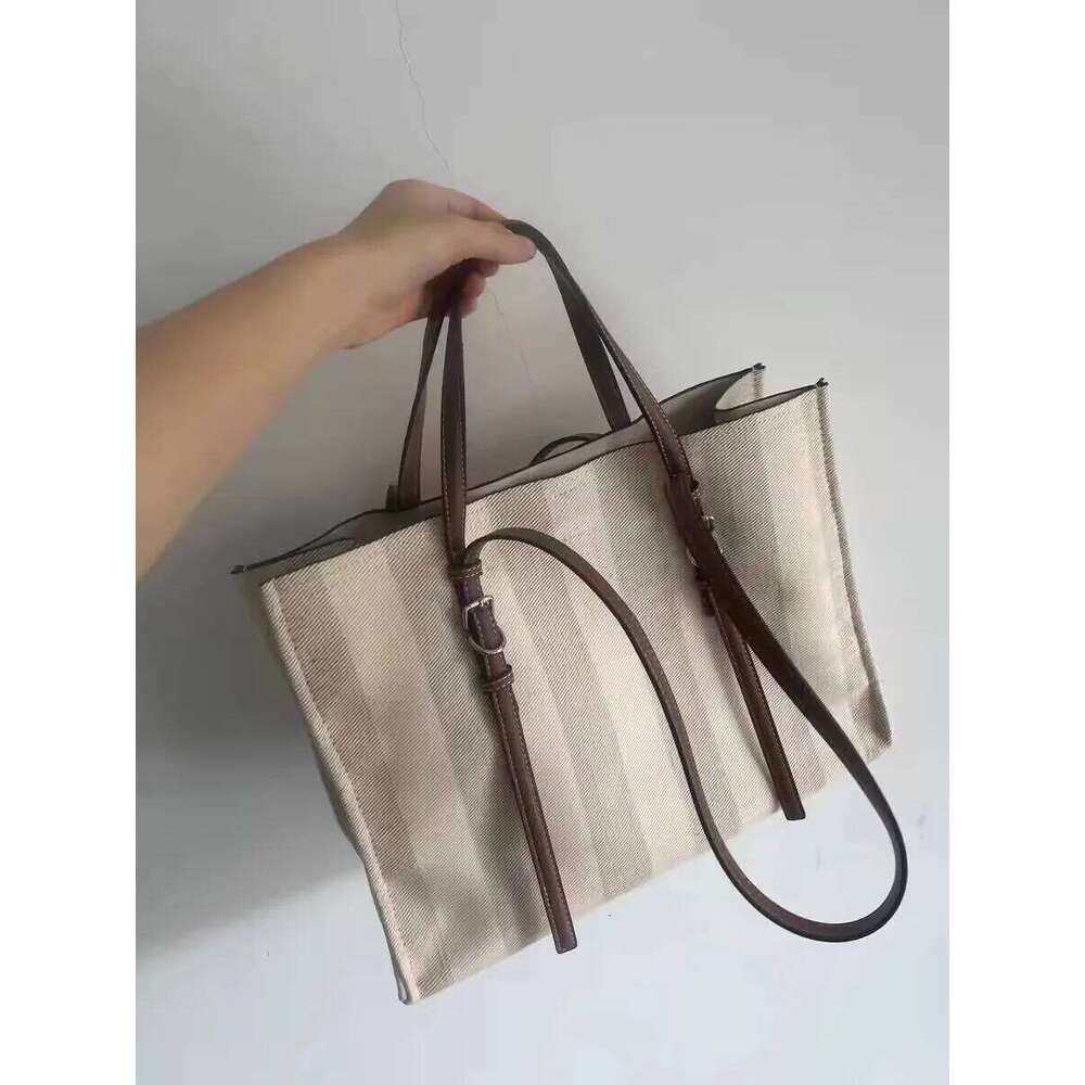 Large-capacity Canvas Female 2024 New Contrast Retro Portable Tote Commuting One-shoulder Messenger Bag in Class