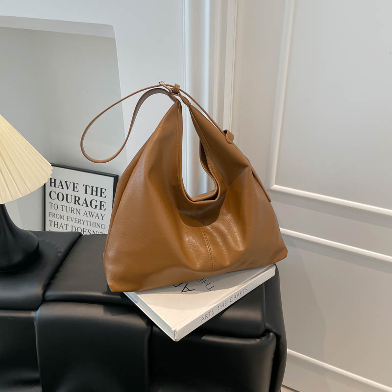 Leisure minimalist shoulder bag, new niche sports design, fashionable women's daily work commuting versatile and durable multifunctional handbag