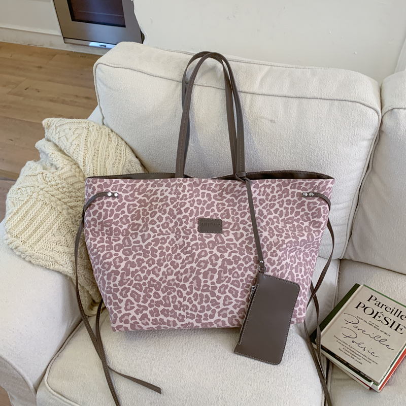 2025 new popular casual simple shoulder bag for women, niche fashion, versatile and durable for daily work and commuting, multifunctional handbag for 