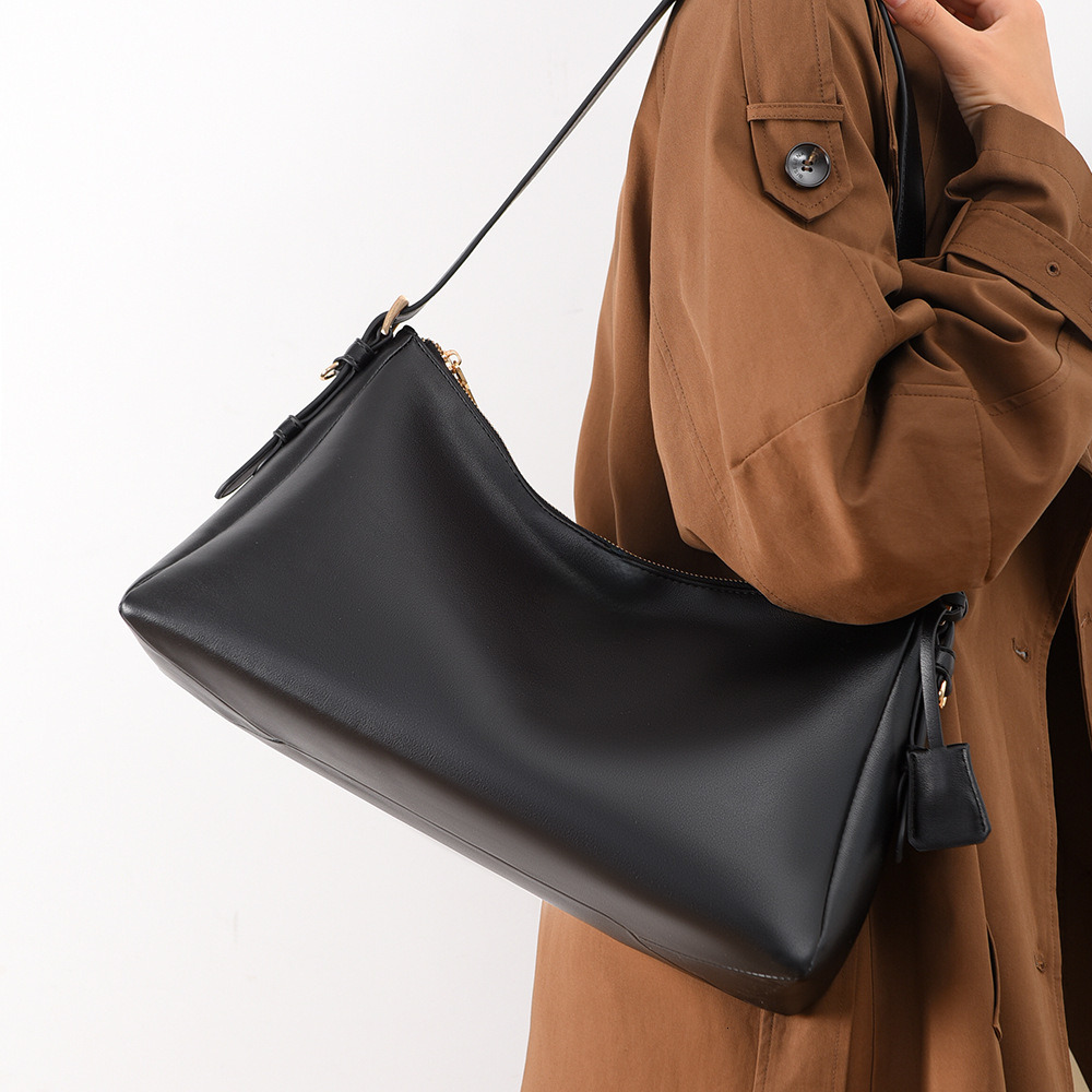 2025 new shoulder bag, simple commuting bag, high-end armpit bag, designer bag, luxury bag, large capacity retro women's handbag