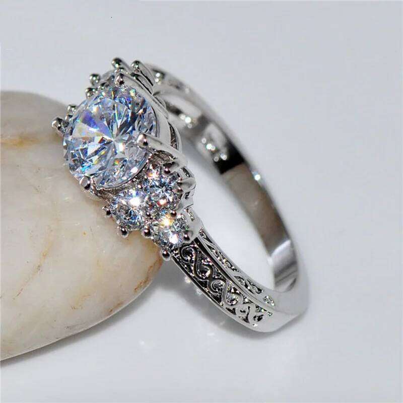 Exquisite Sier Color Engagement Rings for Women Fashion White Zircon Stones Ring Anniversary Bridal Wedding Jewelry