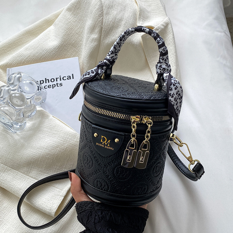 Luxury Brand Designer Bag 2023 New Autumn Winter Women's Bag High-End Niche Cylinder Handbag Bucket Bag Versatile Popular Crossbody Bag