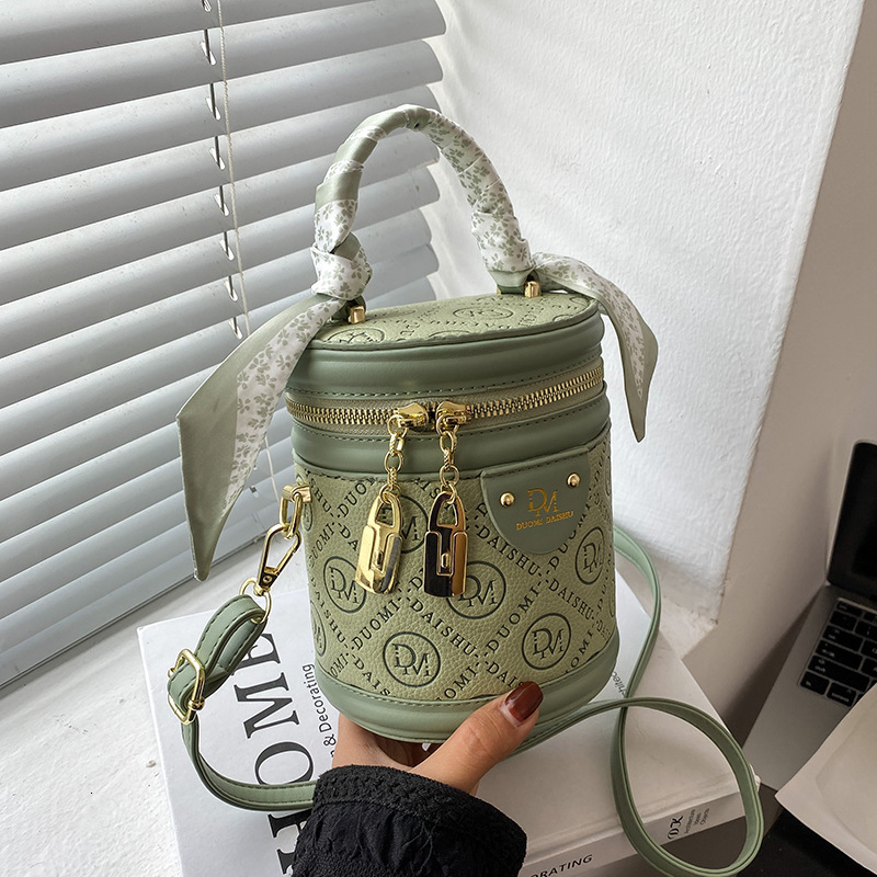 Luxury Brand Designer Bag 2023 New Autumn Winter Women's Bag High-End Niche Cylinder Handbag Bucket Bag Versatile Popular Crossbody Bag