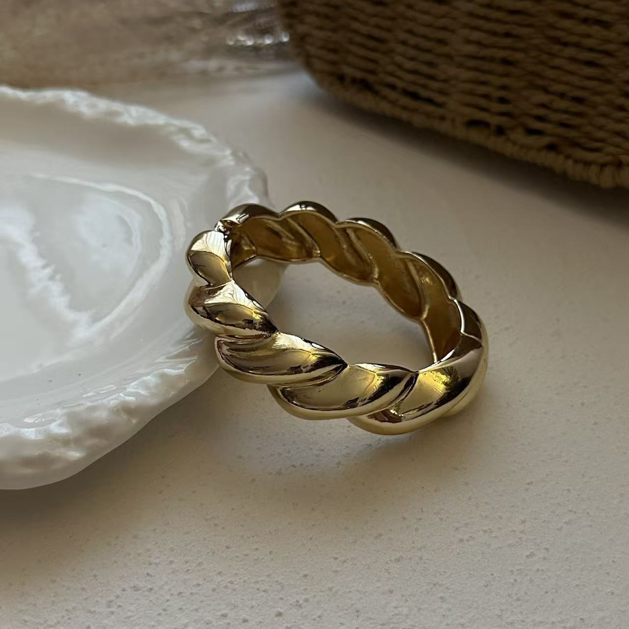 Metal Shiny Spiral Pattern Open Heavy Craft Simple Bracelet High-end Niche Jewelry for Women