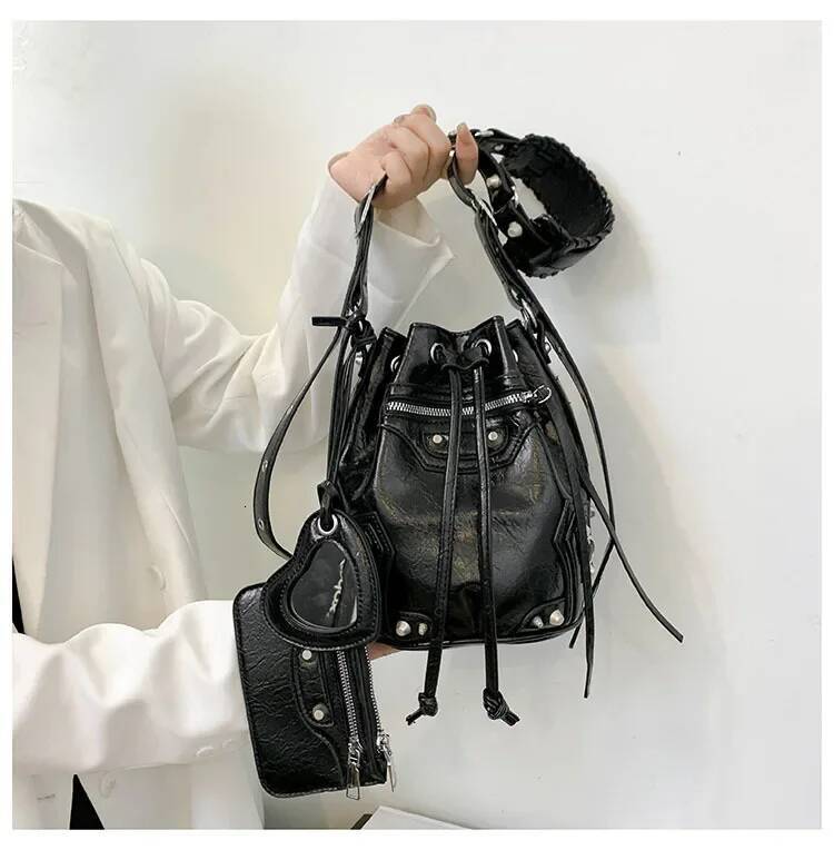 Crossbody female new heavy industry locomotive wind rivet tide pump with bucket fashionable shoulder bag high-quality
