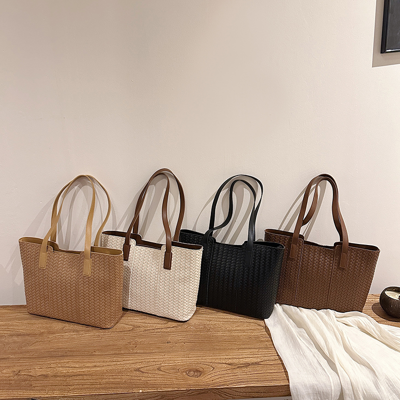 2025 new popular women's casual simple shoulder bag, niche fashion elegant daily work commuting versatile luxury durable multifunctional handbag