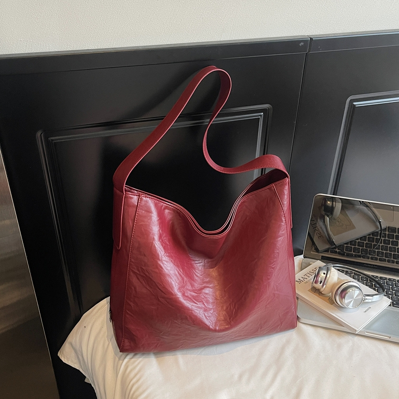 Leisure and minimalist shoulder bag, new women's niche design, fashionable, versatile, durable, multi-functional, lightweight handbag for daily w