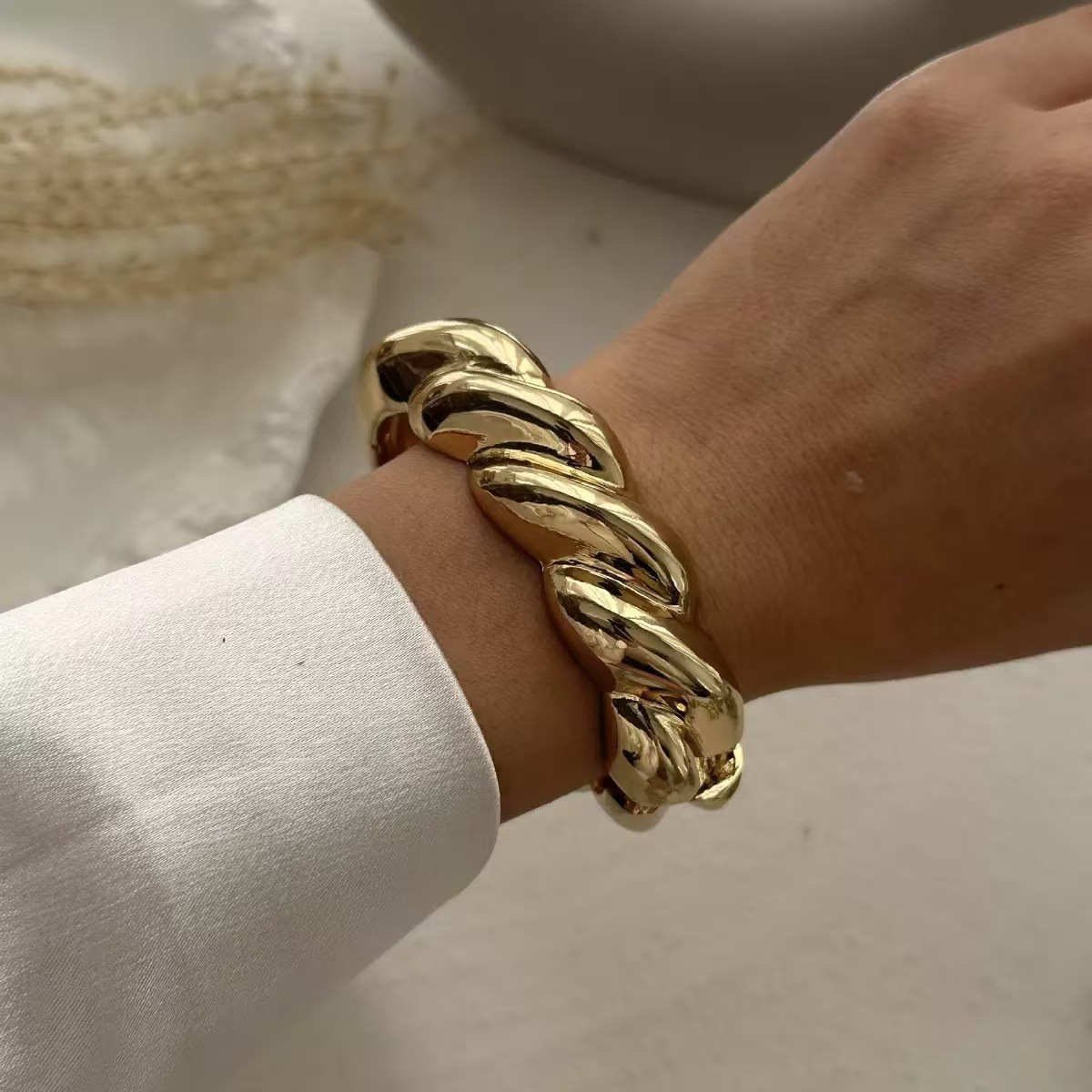 Metal Shiny Spiral Pattern Open Heavy Craft Simple Bracelet High-end Niche Jewelry for Women