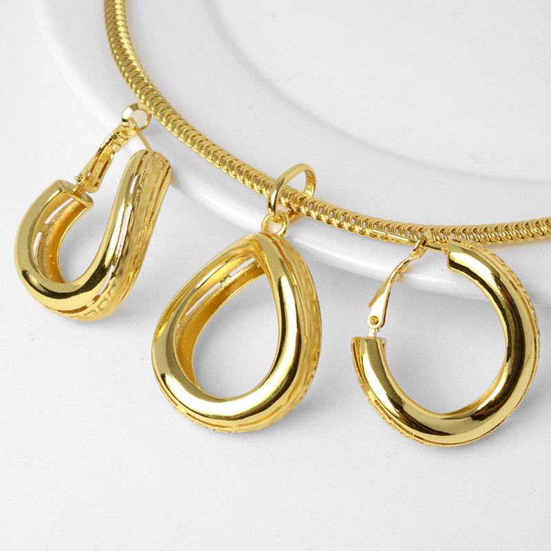 Jewelry Hollow-out Mesh Retro Jewelry Set - Elegant Pendant Necklace and Earrings 2-Piece Set, Suitable for Brides, Weddings, Daily Wear and Parties