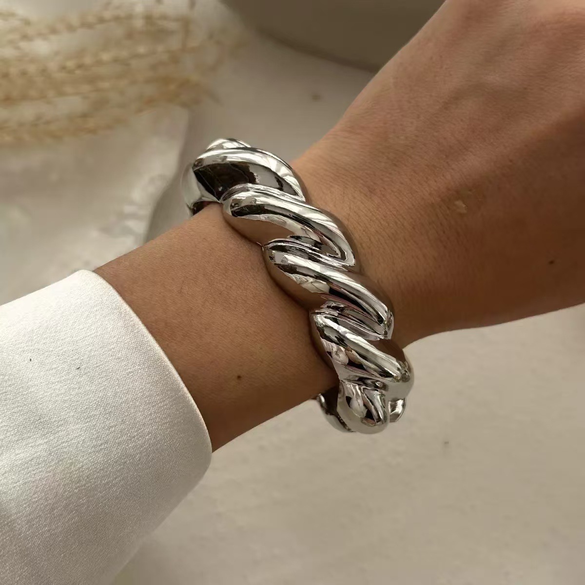 Metal Shiny Spiral Pattern Open Heavy Craft Simple Bracelet High-end Niche Jewelry for Women