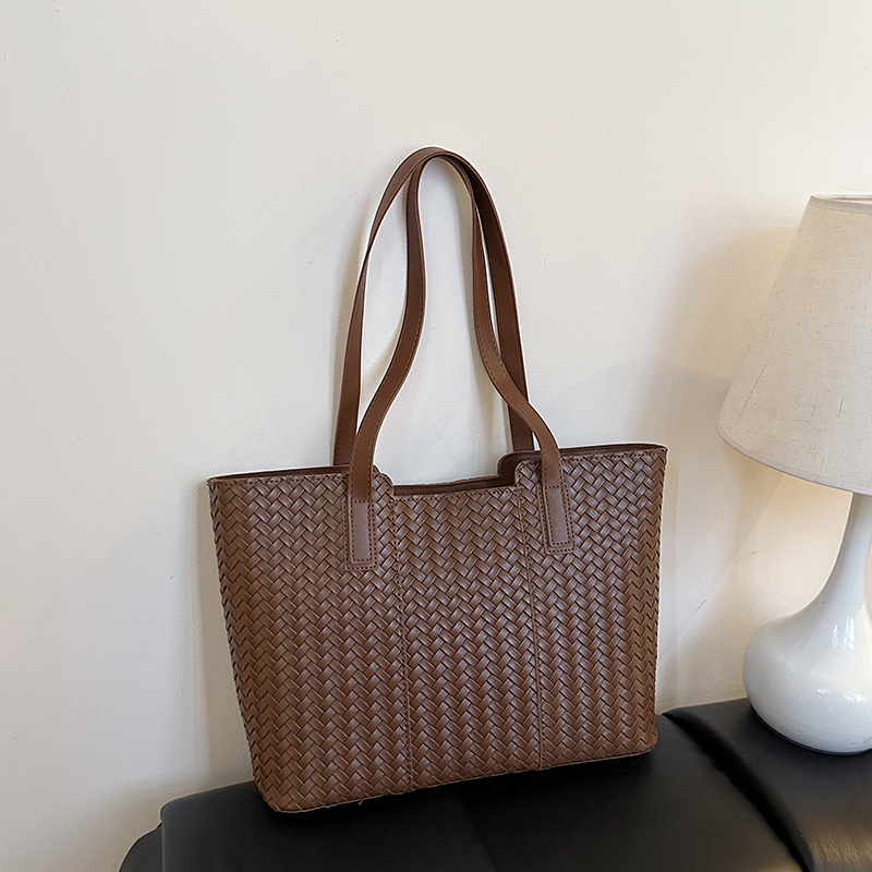 2025 new popular women's casual simple shoulder bag, niche fashion elegant daily work commuting versatile luxury durable multifunctional handbag