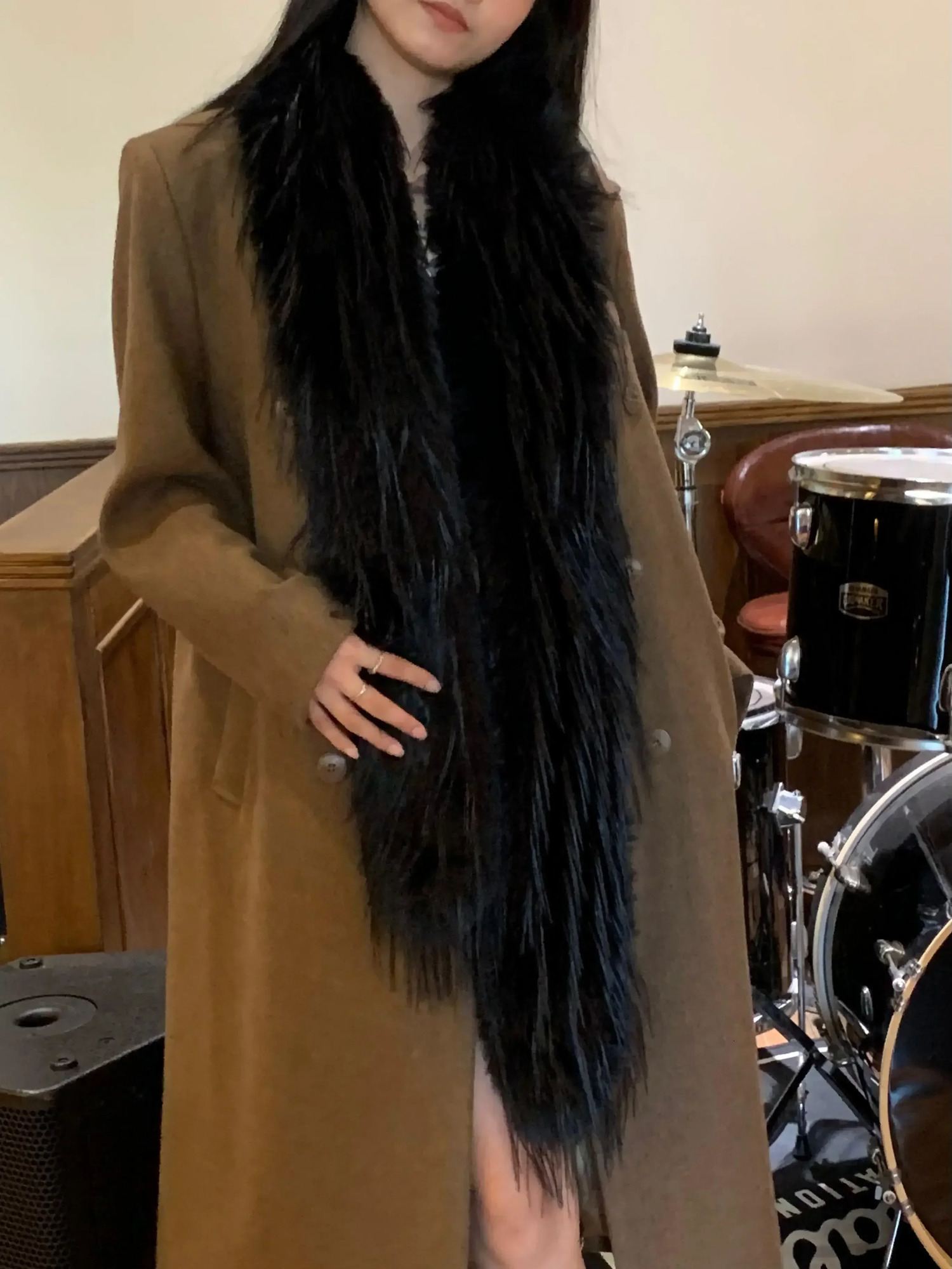 Korean Winter Fluffy Scarf Womens Niche Tassel Versatile Neck Warm Personality Long Comfortable Scarf Classic Soft Shawl 250929