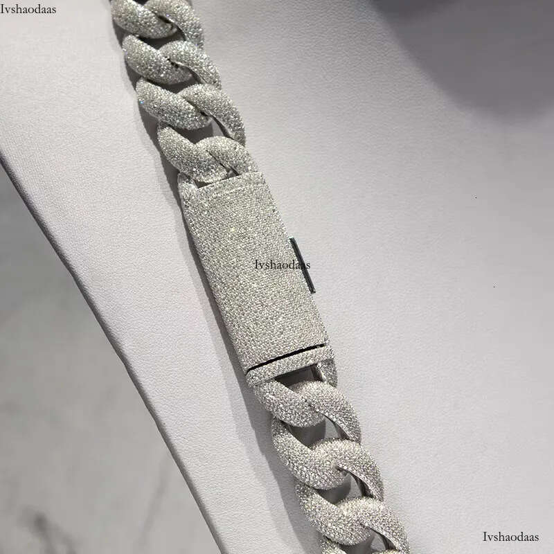 Miami in Sier Sparkling 20mm Iced Out VVS Moissanite Cuban Link Chain