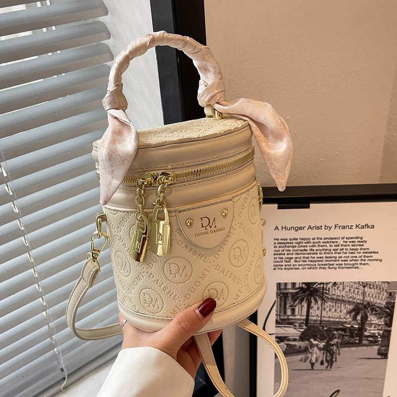 Luxury Brand Designer Bag 2023 New Autumn Winter Women's Bag High-End Niche Cylinder Handbag Bucket Bag Versatile Popular Crossbody Bag