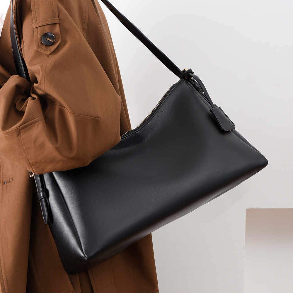 2025 new shoulder bag, simple commuting bag, high-end armpit bag, designer bag, luxury bag, large capacity retro women's handbag