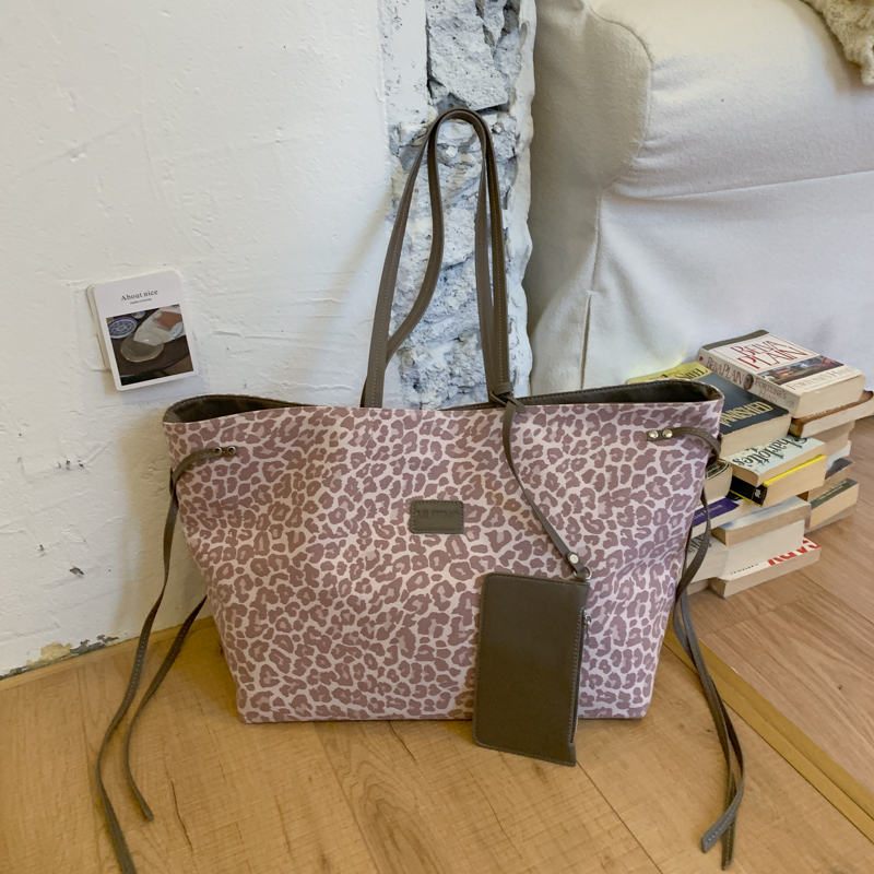 2025 new popular casual simple shoulder bag for women, niche fashion, versatile and durable for daily work and commuting, multifunctional handbag for 