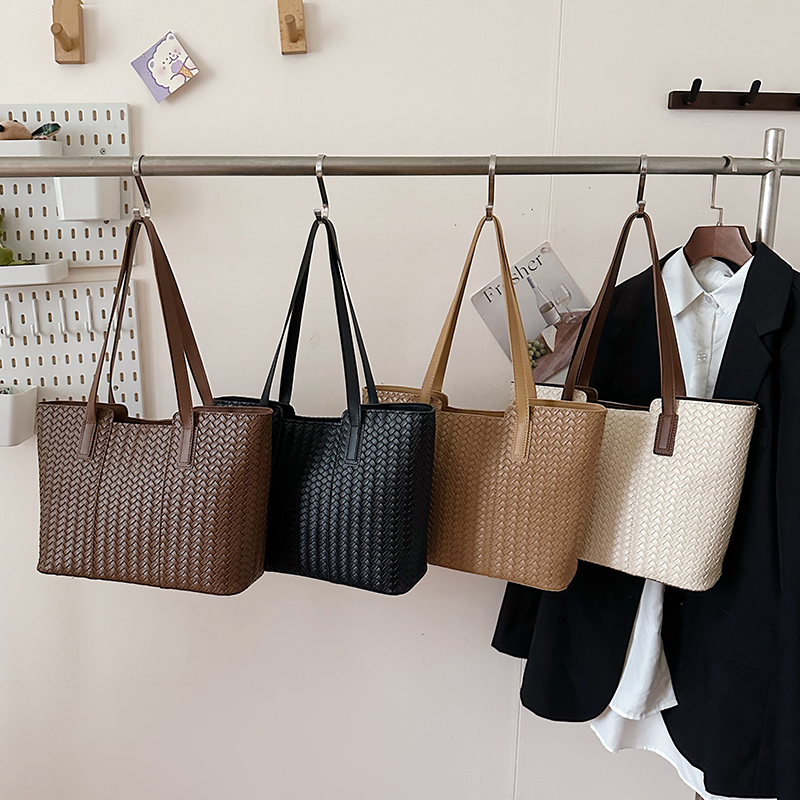 2025 new popular women's casual simple shoulder bag, niche fashion elegant daily work commuting versatile luxury durable multifunctional handbag