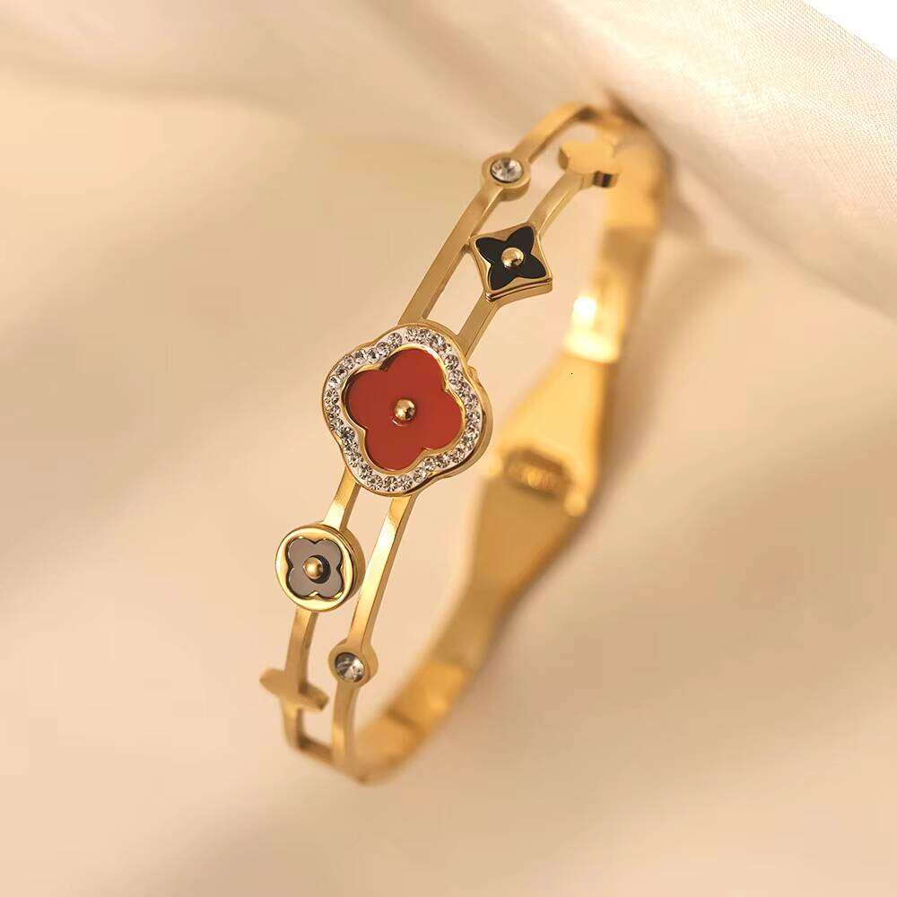 Fashionable High-End Non-Fading Women's Electroplated Gold Shell sterling silver Bracelet