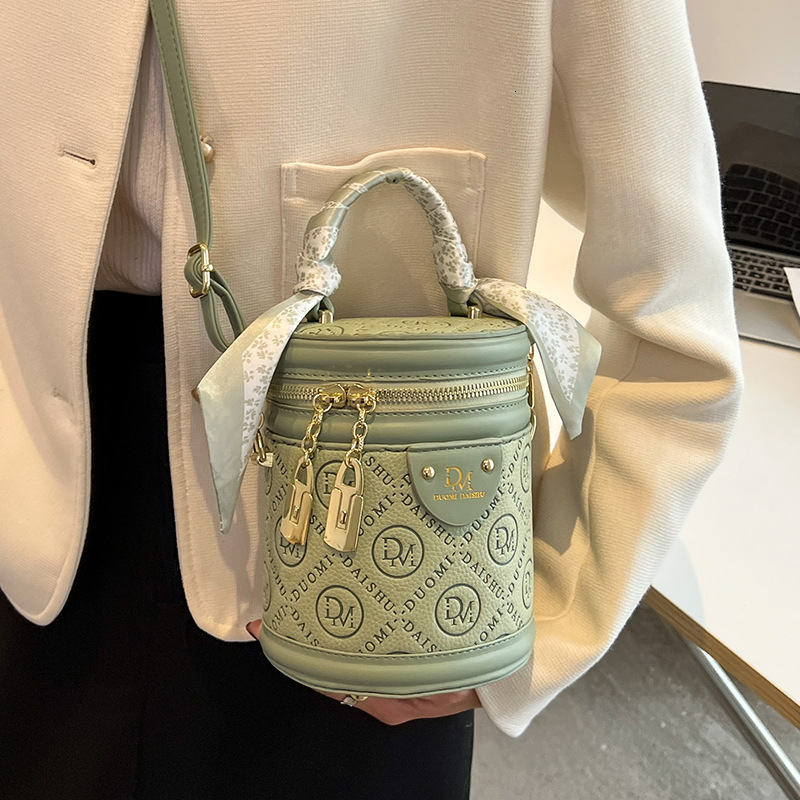 Luxury Brand Designer Bag 2023 New Autumn Winter Women's Bag High-End Niche Cylinder Handbag Bucket Bag Versatile Popular Crossbody Bag
