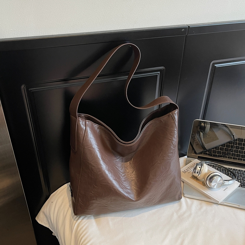 Leisure and minimalist shoulder bag, new women's niche design, fashionable, versatile, durable, multi-functional, lightweight handbag for daily w