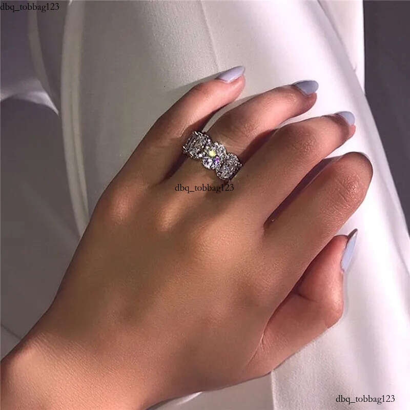 2024 Choucong Brand Designer Wedding Rings Jewelry Sterling Sier Oval Cut White Topaz Moissanite Dia Party Eternity Women Couple Bridal Ring Set
