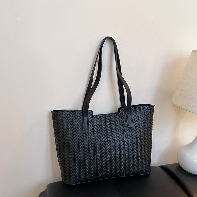 2025 new popular women's casual simple shoulder bag, niche fashion elegant daily work commuting versatile luxury durable multifunctional handbag