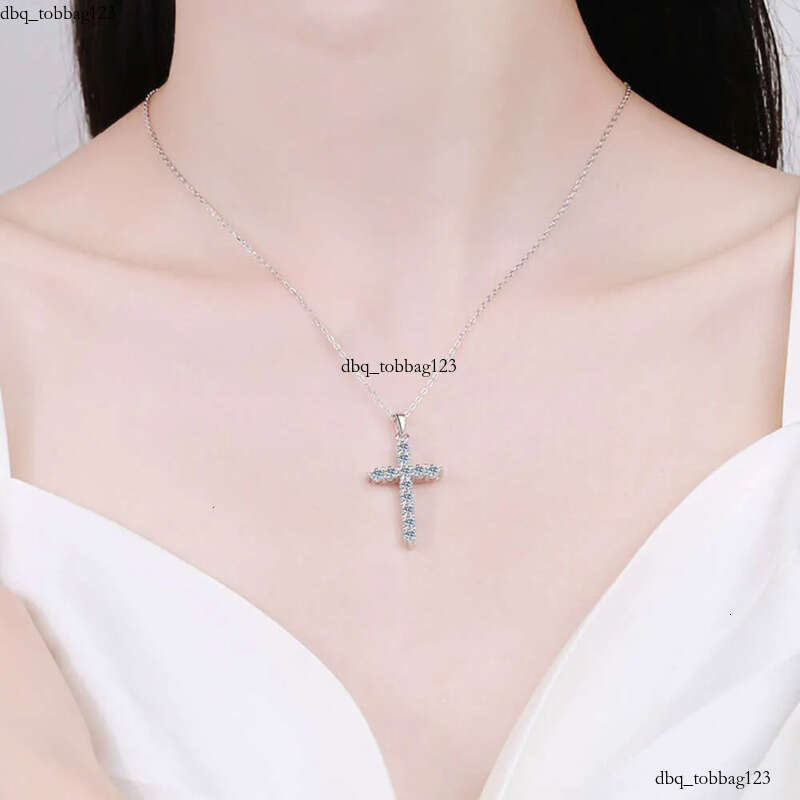 Iced Out D VVS1 Pendant for Men Solid Sier Engagement Jewelry Gift Moissanite Womens Cross and Necklace