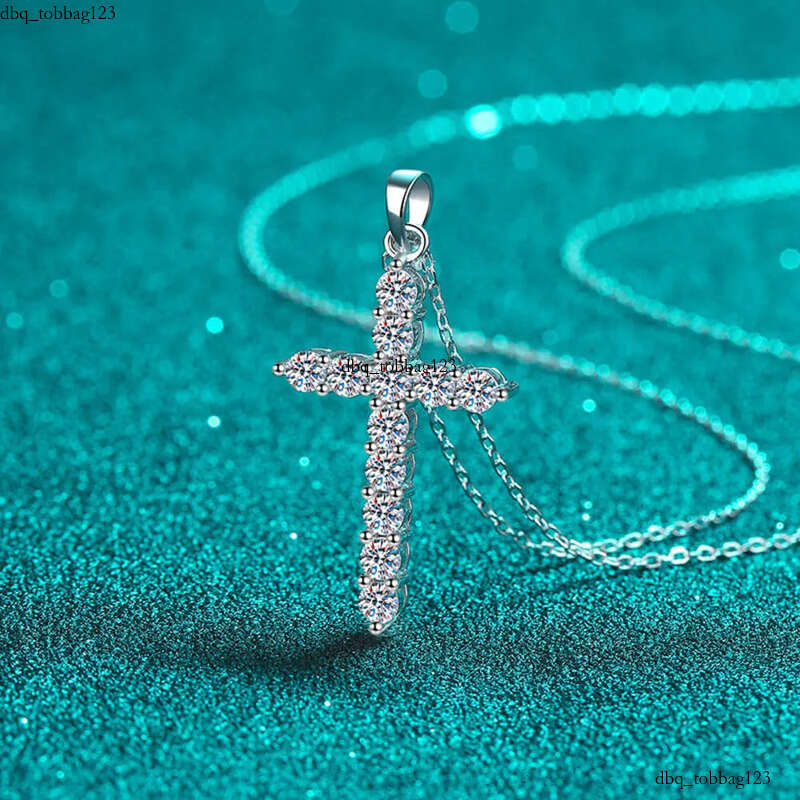 Iced Out D VVS1 Pendant for Men Solid Sier Engagement Jewelry Gift Moissanite Womens Cross and Necklace