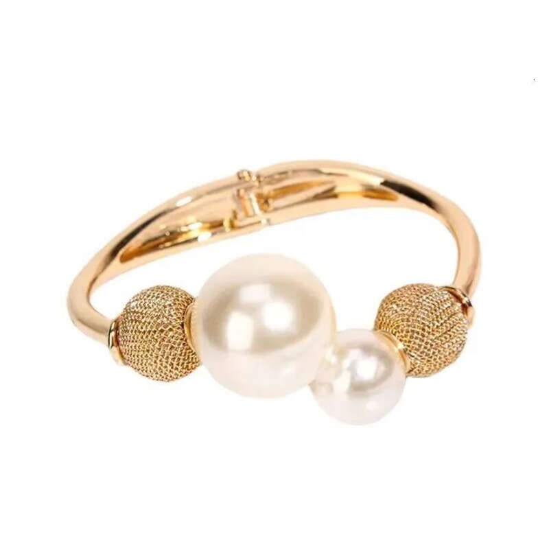 2024 Dainty Gold Plated Fashion Woman Bracelet Imitation Pearl Latest Bracelets Designs