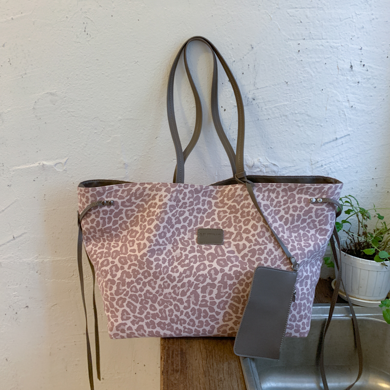 2025 new popular casual simple shoulder bag for women, niche fashion, versatile and durable for daily work and commuting, multifunctional handbag for 