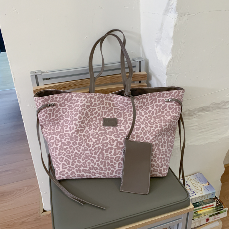 2025 new popular casual simple shoulder bag for women, niche fashion, versatile and durable for daily work and commuting, multifunctional handbag for 
