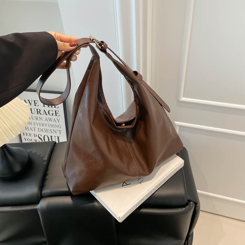 Leisure minimalist shoulder bag, new niche sports design, fashionable women's daily work commuting versatile and durable multifunctional handbag