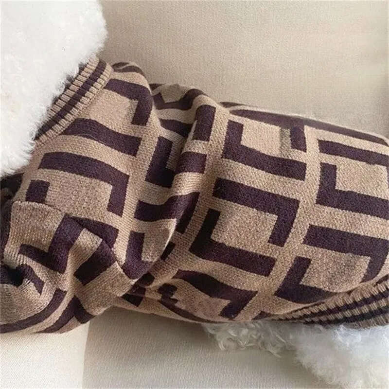 2025 new s Apparel Autumn Winter Plaid Pet Fashion Embroidery Classic Puppy Sweater Designers Dog Clothes With Letters