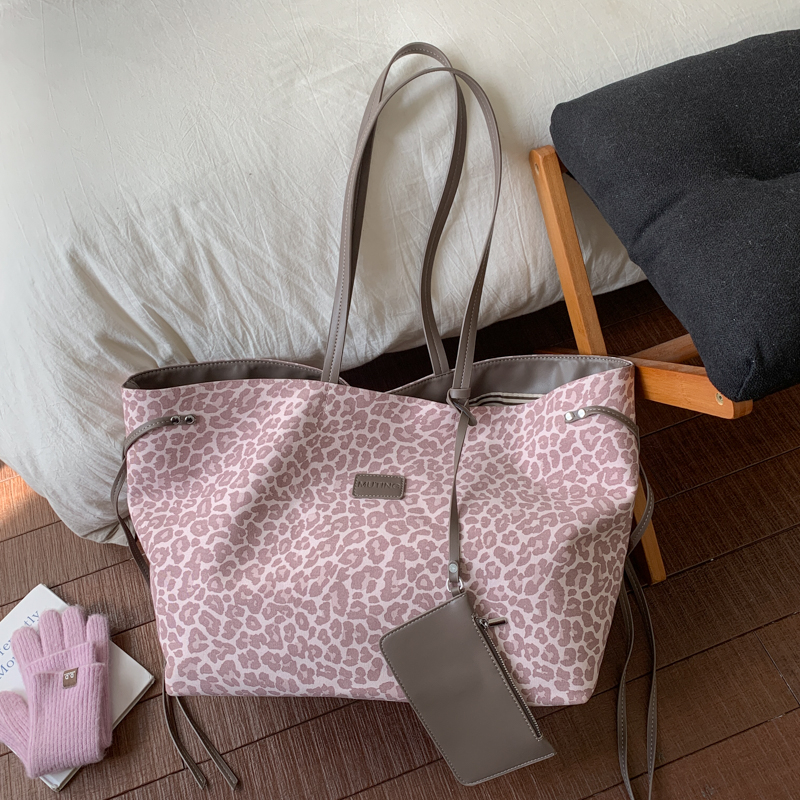 2025 new popular casual simple shoulder bag for women, niche fashion, versatile and durable for daily work and commuting, multifunctional handbag for 