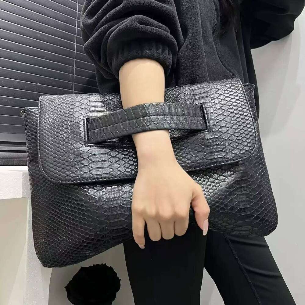 Ladies' fashionable retro coarse snake pattern handbag with high capacity and detachable strap shoulder bag