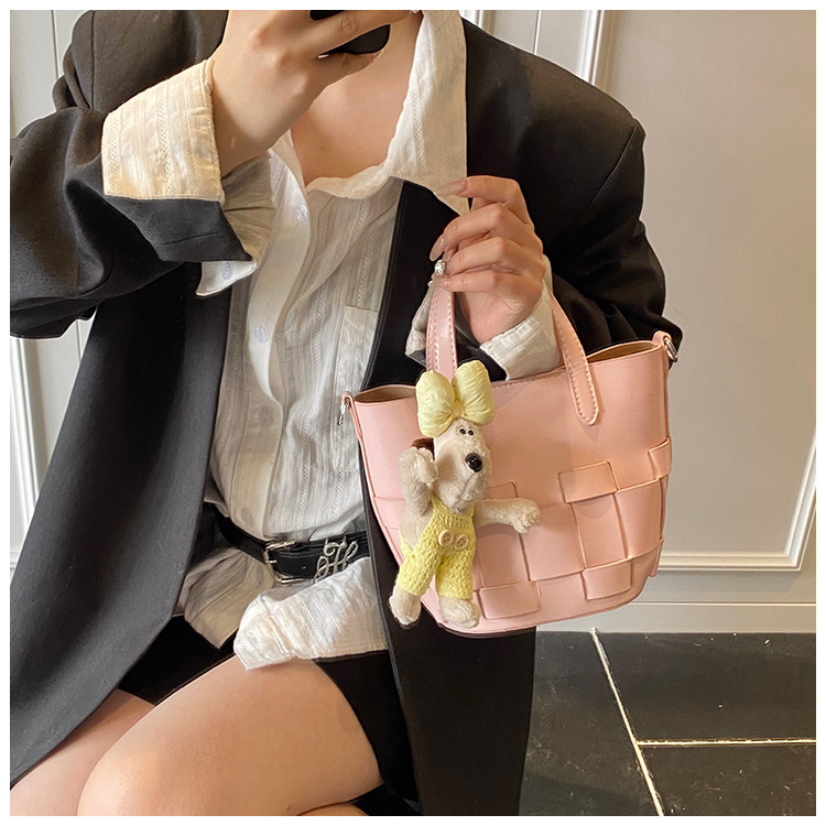 2025 autumn and winter new woven bucket bag with simple and versatile design, retro luxury bag, fashionable women's shoulder bag, designer bag