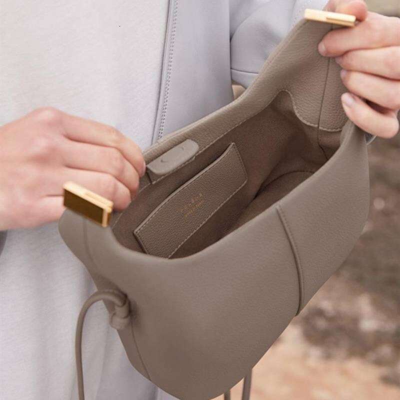 New Trend Niche Leisure And Hundred Lunch High Quality Large Capacity Ladies Commuting Fashion Shoulder Crossbody Armpit Bag