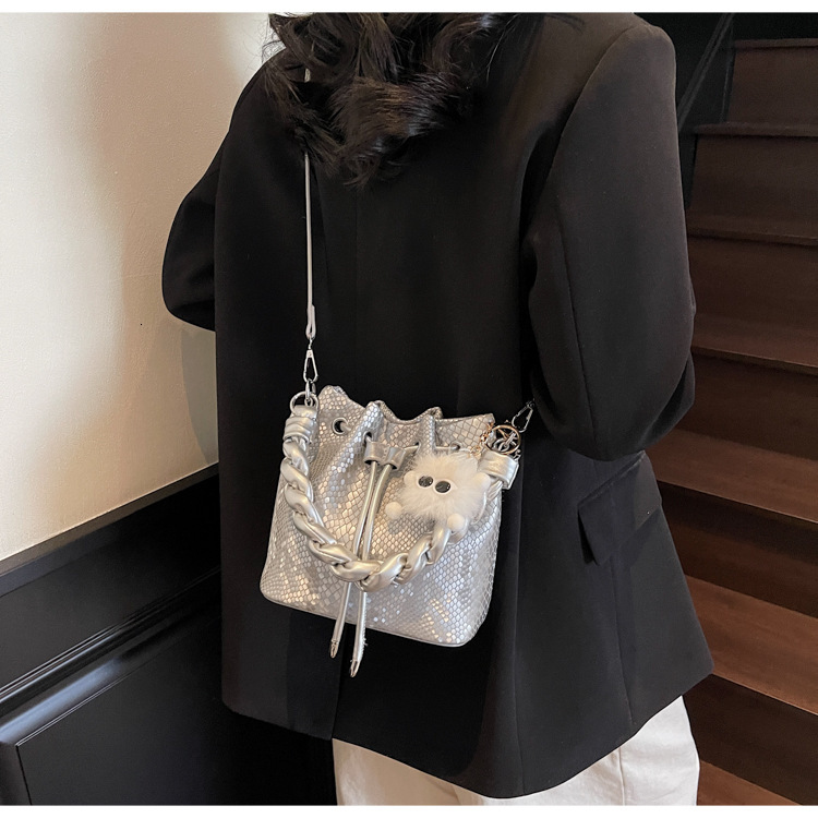 2025 Korean style new retro light luxury bag autumn and winter fashion trend style textured handbag women's shoulder bag designer bag