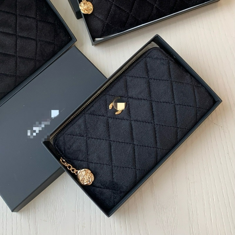Beauty Gift: Camellia Pendant Black Velvet Clutch