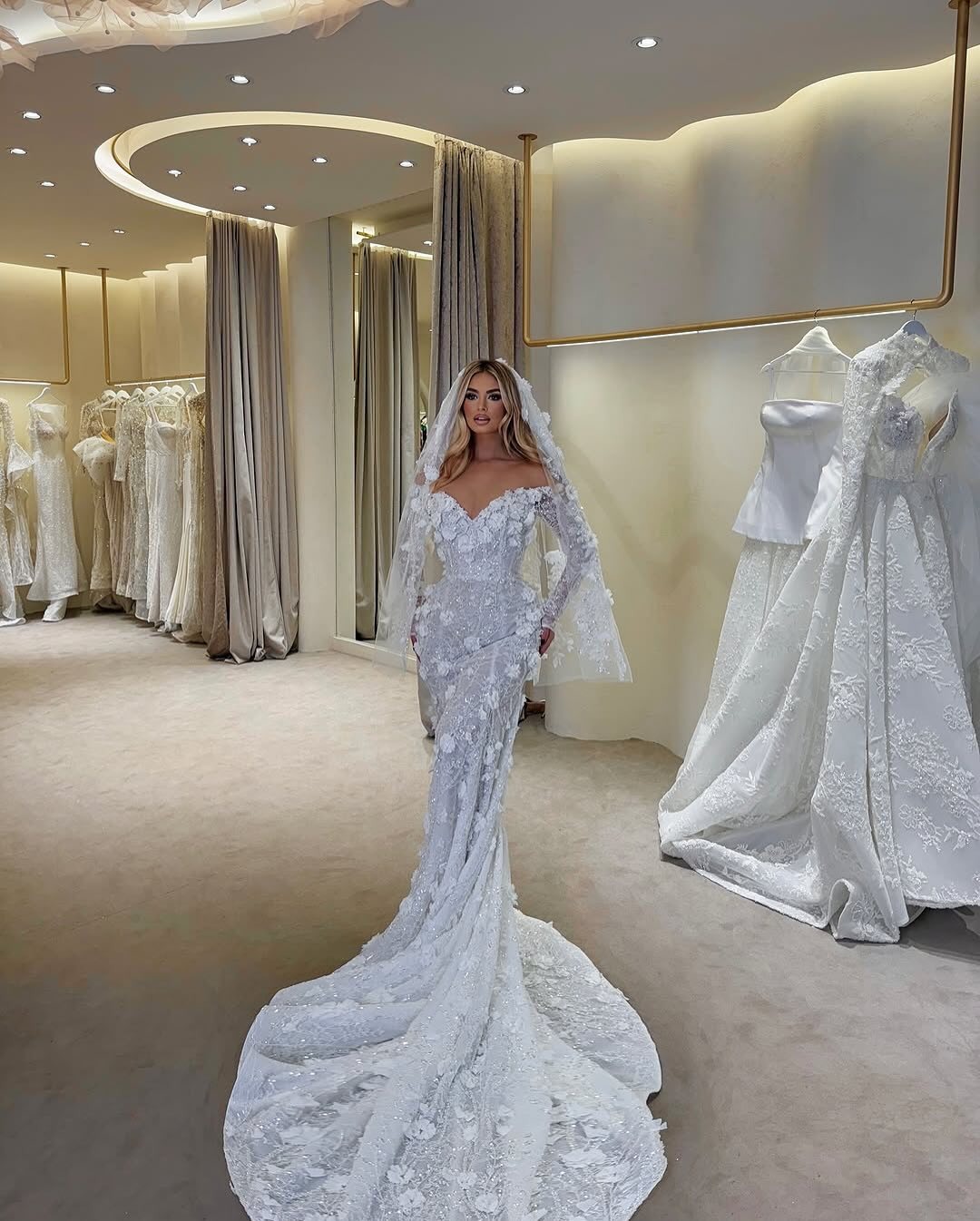 Elegant 3D Flowers Wedding Dresses Appliques Pearls Bridal Gowns Off Shoulder Sequins Mermaid Customized Long Sleeves Vestidos De Novia Plus Size