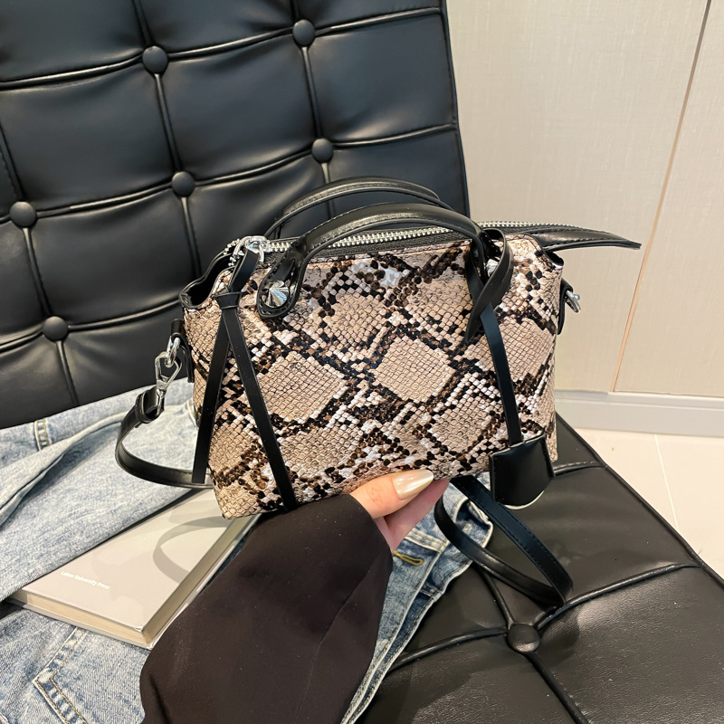 Trendy and charming design women's handbag new autumn and winter retro luxury bag snake skin texture niche shoulder bag designer bag